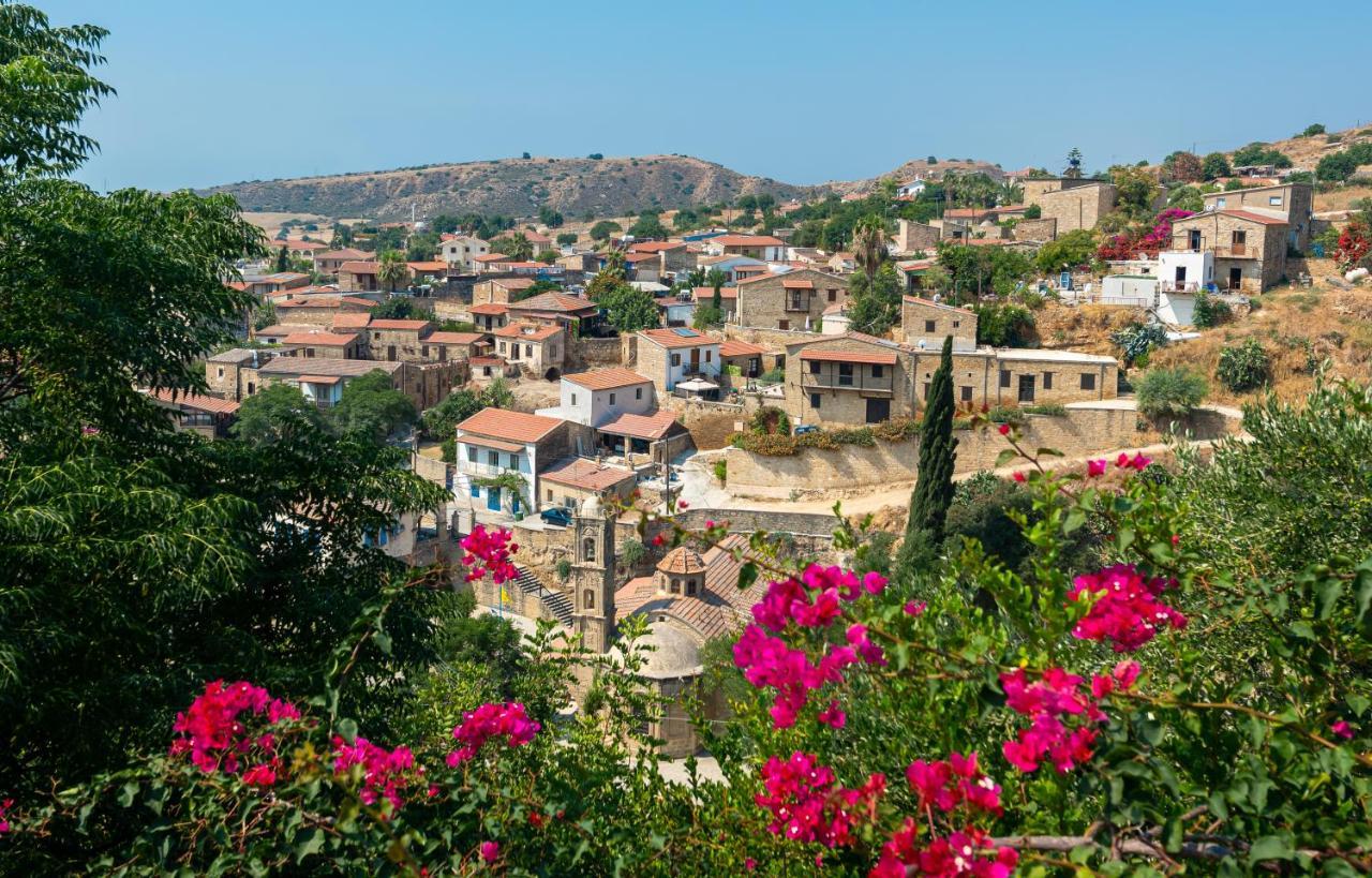 Adamos Hotel Apartments Tóhni Kültér fotó