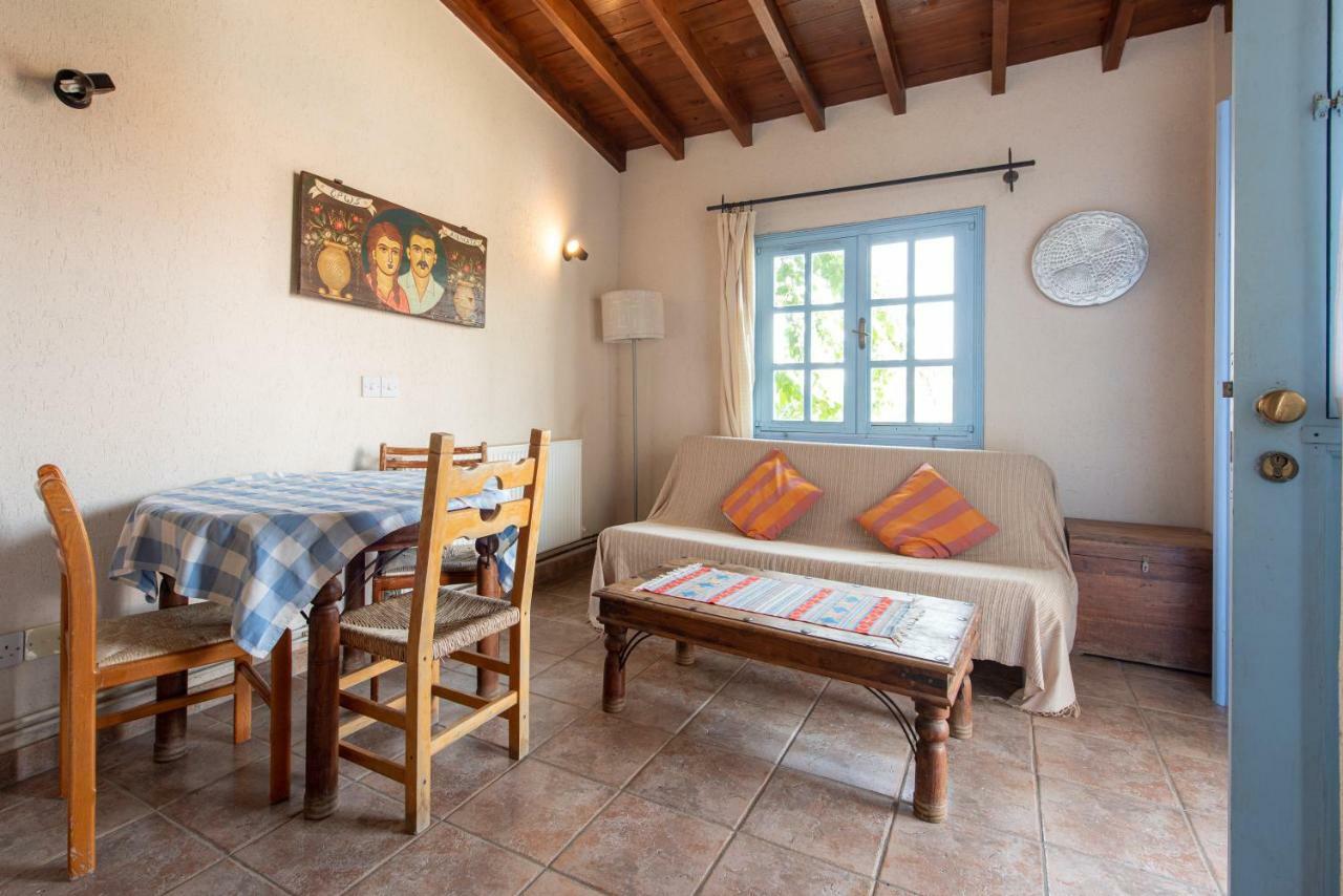 Adamos Hotel Apartments Tóhni Kültér fotó