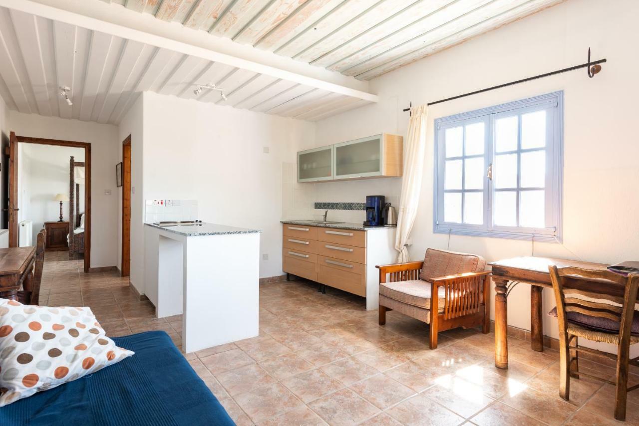 Adamos Hotel Apartments Tóhni Kültér fotó